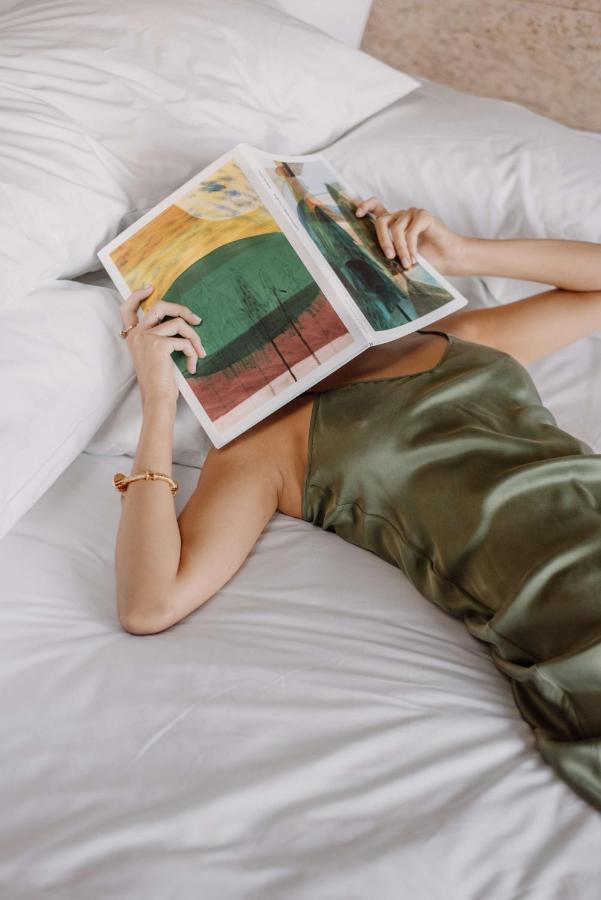 The Calile Hotel Brisbane Bagian luar foto A woman wearing a slip