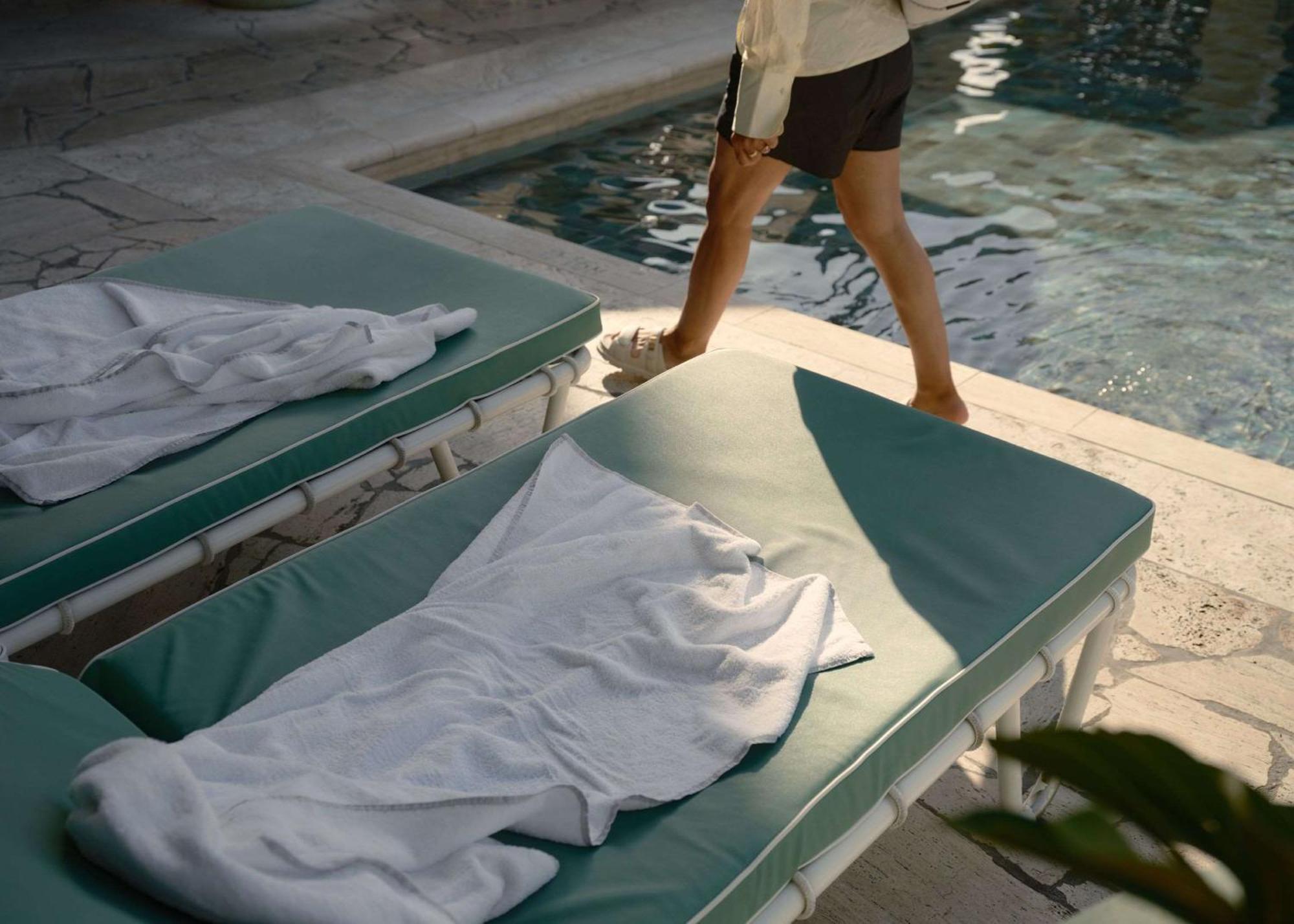 The Calile Hotel Brisbane Bagian luar foto A poolside chaise longue