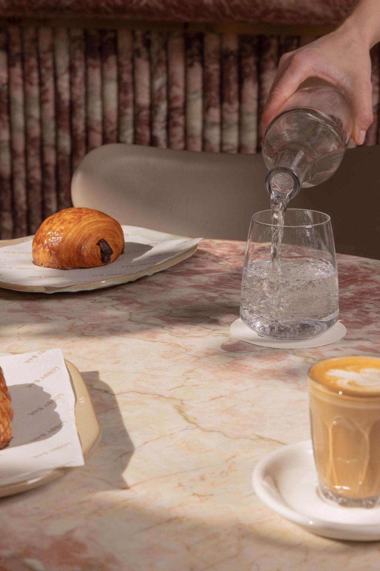 The Calile Hotel Brisbane Bagian luar foto A glass of sparkling water